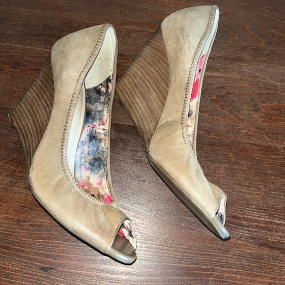 BCBGeneration Size 9B 39/40 Wedge - Picture 2 of 5